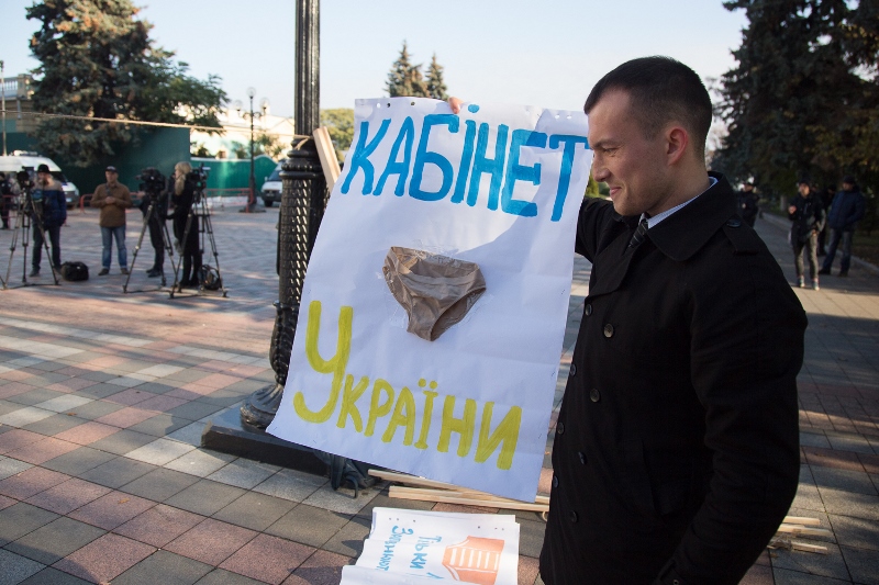 "Не будьте трусами": активисты под Радой с помощью нижнего белья напомнили нардепам о е-декларациях